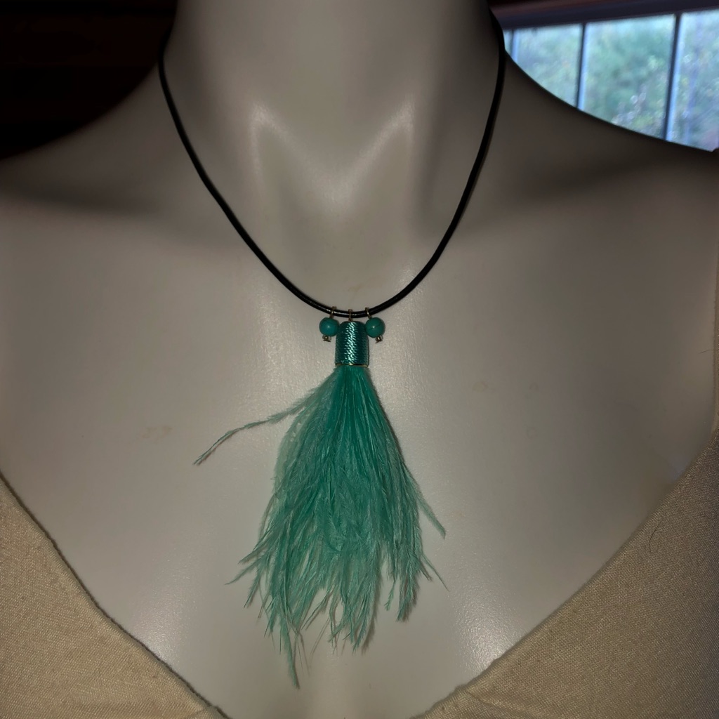 Green Feather Pendants Necklace On Leather Adj